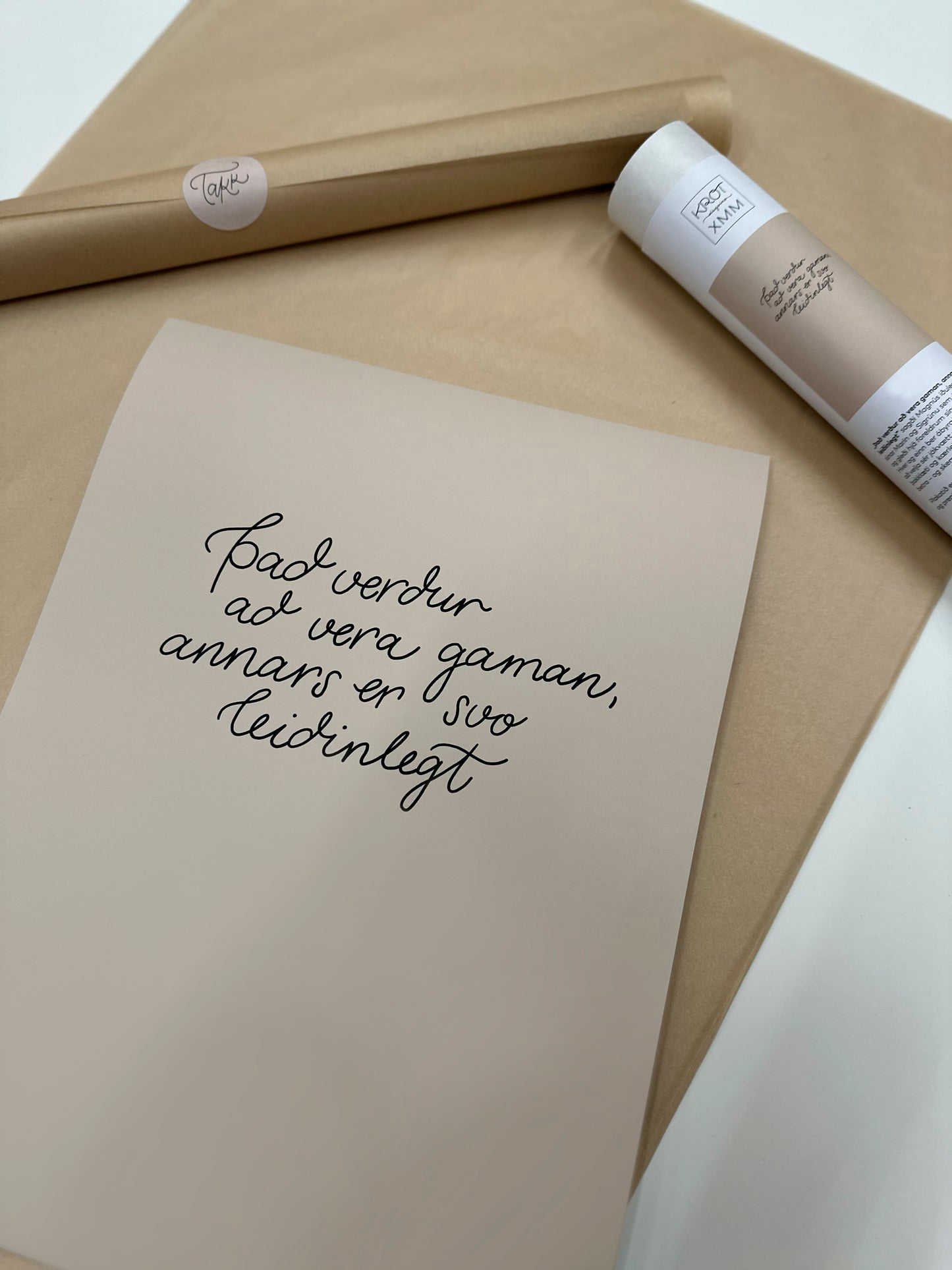 Krot dagsins x MM · Það verður að vera gaman · Brúnt veggspjald